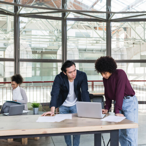 4 Personen im Büro am planen: Erfolgreicher Start eines Technologie-Start-ups